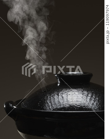 湯気が立ち上る土鍋　鍋料理イメージ 119097974