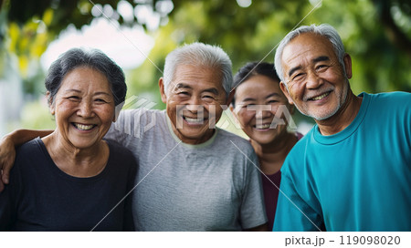 楽しそうに笑う高齢者グループ 119098020