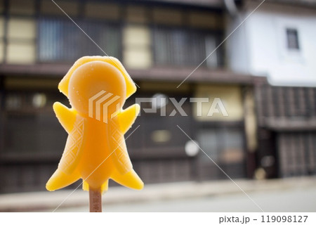 真夏の高山観光はさるぼぼアイスを片手に 119098127