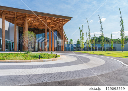 豊田の街並みを望む丘に建つ、豊田市博物館〈愛知県豊田市〉 119098269