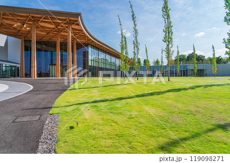 豊田の街並みを望む丘に建つ、豊田市博物館〈愛知県豊田市〉 119098271