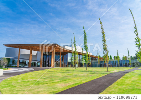 豊田の街並みを望む丘に建つ、豊田市博物館〈愛知県豊田市〉 119098273