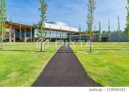 豊田の街並みを望む丘に建つ、豊田市博物館〈愛知県豊田市〉 119098281