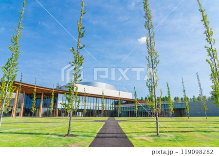 豊田の街並みを望む丘に建つ、豊田市博物館〈愛知県豊田市〉 119098282