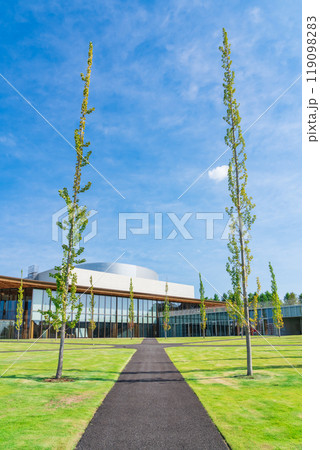 豊田の街並みを望む丘に建つ、豊田市博物館〈愛知県豊田市〉 119098283