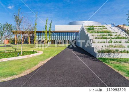 豊田の街並みを望む丘に建つ、豊田市博物館〈愛知県豊田市〉 豊田の街並みを望む丘に建つ、豊田市博物館〈愛知県豊田市〉 119098296