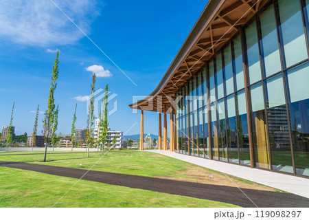豊田の街並みを望む丘に建つ、豊田市博物館〈愛知県豊田市〉 119098297