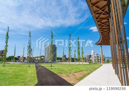 豊田の街並みを望む丘に建つ、豊田市博物館〈愛知県豊田市〉 119098298