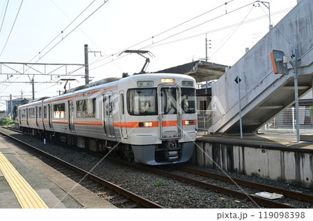小坂井駅(こざかいえき)東海旅客鉄道飯田線に停車する電車 小坂井駅(こざかいえき)東海旅客鉄道飯田線に停車する電車 119098398
