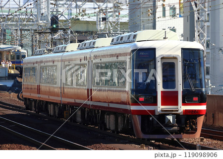 南海高野線：特急泉北ライナー（11000系電車：なんば⇔和泉中央） 119098906