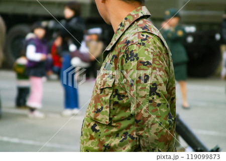 陸上自衛隊員の迷彩服 陸上自衛隊員の迷彩服 119099873