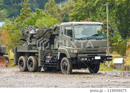 駐車中の陸上自衛隊 重レッカ 119099875