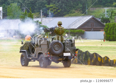訓練展示を行う陸上自衛隊の小型トラック 訓練展示を行う陸上自衛隊の小型トラック 119099877