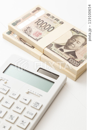 白背景に一万円の札束と電卓 119100654