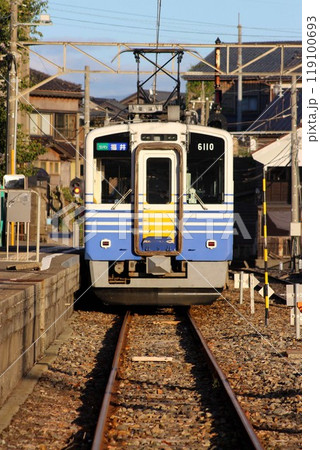 三国港駅に停車するえちぜん鉄道 119100693