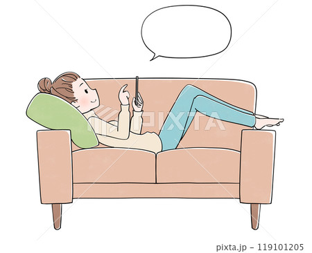 吹き出し ソファで携帯を見ながらくつろぐ女性 吹き出し ソファで携帯を見ながらくつろぐ女性 119101205