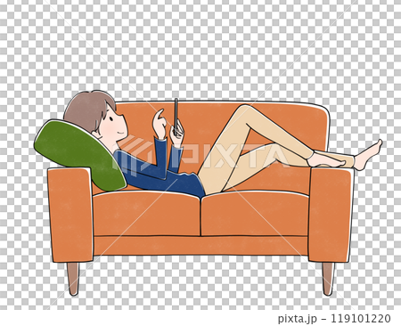 ソファで携帯を見ながらくつろぐ男性 119101220