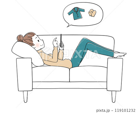 ショッピング　ソファで携帯を見ながらくつろぐ女性 119101232