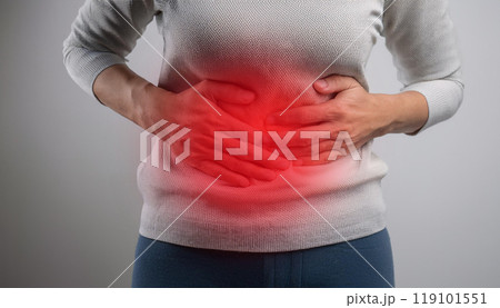 腹痛、胃痛、腹部を押さえる女性 119101551