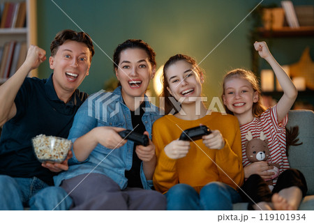 family playing video games 119101934