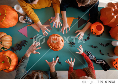 Happy family preparing for Halloween. 119101938
