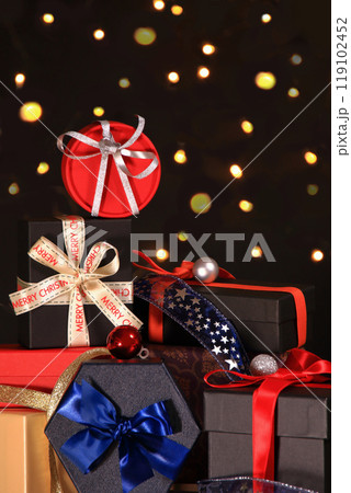 クリスマス　25　ギフトボックスの山 119102452