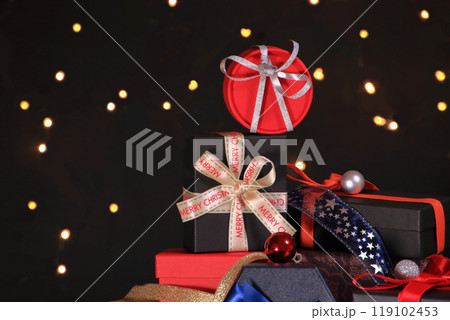 クリスマス　26　ギフトボックスの山 119102453