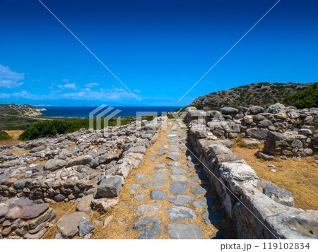 ミノア文明の遺跡の通路 (ギリシャ、クレタ島、グルニア) 119102834