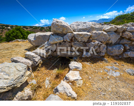 ミノア文明の遺跡の排水溝跡 (ギリシャ、クレタ島、グルニア) 119102837