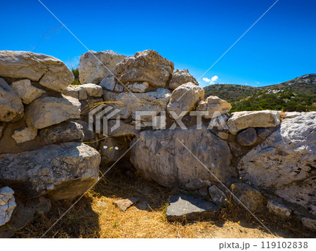 ミノア文明の遺跡の排水溝跡 (ギリシャ、クレタ島、グルニア) 119102838
