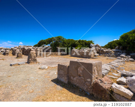 ミノア文明の遺跡の広場跡の様な空間 (ギリシャ、クレタ島、グルニア) ミノア文明の遺跡の広場跡の様な空間 (ギリシャ、クレタ島、グルニア) 119102887