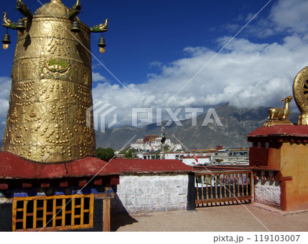 チベット ラサ ジョカン屋上とポタラ宮 チベット ラサ ジョカン屋上とポタラ宮 119103007