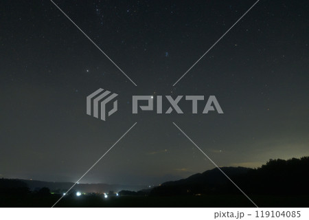 北杜市白州町、未明の東の空に昇る木星に寄添う火星と冬の星々 119104085