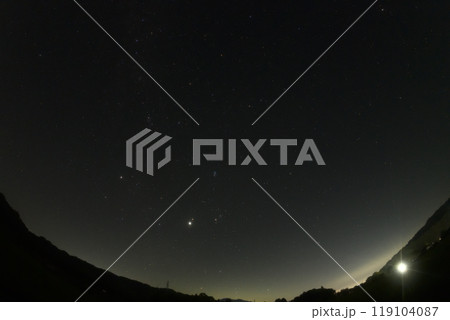 北杜市白州町、未明の東の空に昇る木星に寄添う火星と冬の星々 119104087