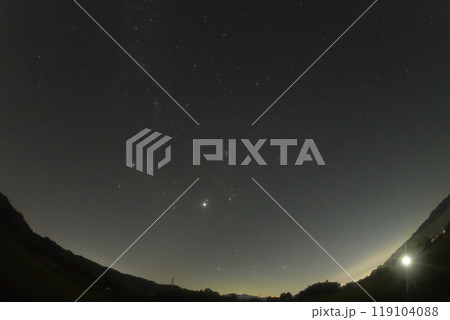 北杜市白州町、未明の東の空に昇る木星に寄添う火星と冬の星々 119104088