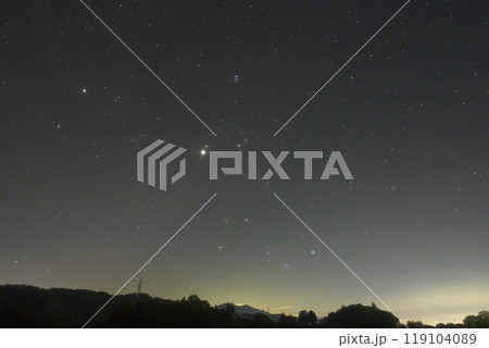 北杜市白州町、未明の東の空に昇る木星に寄添う火星と冬の星々 北杜市白州町、未明の東の空に昇る木星に寄添う火星と冬の星々 119104089