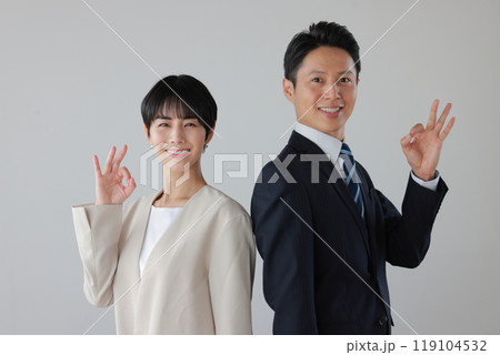 微笑むビジネスパーソン_OKのポーズ_背中合わせ_2 微笑むビジネスパーソン_OKのポーズ_背中合わせ_2 119104532