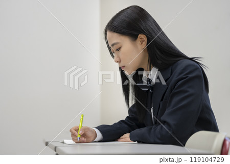 勉強する女子高校生の横顔 撮影協力:有明教育芸術短期大学 勉強する女子高校生の横顔 撮影協力:有明教育芸術短期大学 119104729