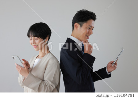 ビジネスパーソン男女_デバイスを持ち考える_背中合わせ_1 ビジネスパーソン男女_デバイスを持ち考える_背中合わせ_1 119104781