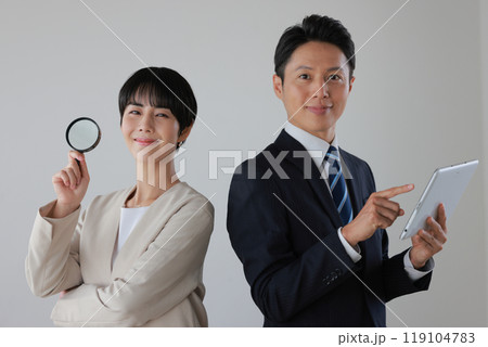 ビジネスパーソン男女_ルーペとタブレット_背中合わせ_2 119104783