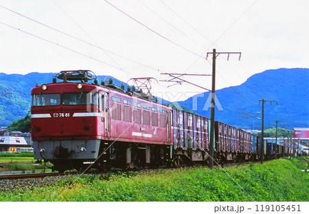 鹿児島本線を走る貨物列車 119105451