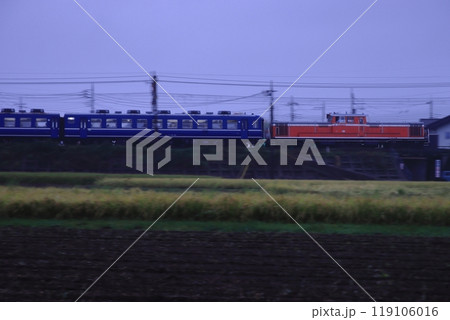 夕闇迫る上越線を疾走する快速ぐんまfin6号_2024/10/5撮影 119106016