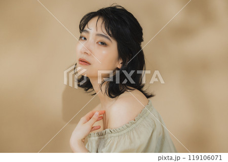 秋色メイクの女性 119106071