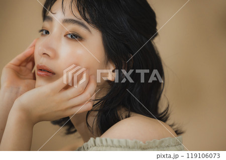 秋色メイクの女性 秋色メイクの女性 119106073