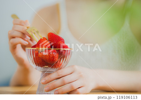 イチゴを食べる女性 119106113