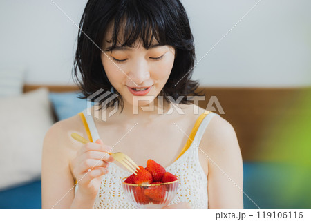イチゴを食べる女性 119106116