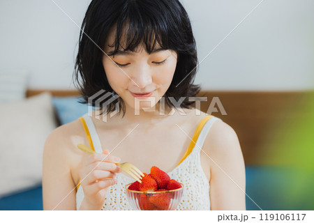 イチゴを食べる女性 119106117