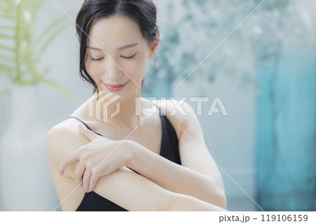 窓辺の黒いキャミソールワンピの女性　 　　　 119106159