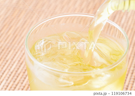 ペットボトルからグラスに注がれる緑茶のクローズアップ ペットボトルからグラスに注がれる緑茶のクローズアップ 119106734