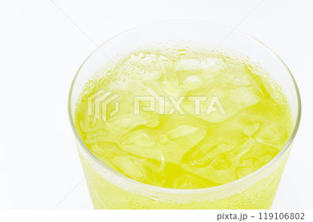 グラスに入った冷たい緑茶のクローズアップ 119106802